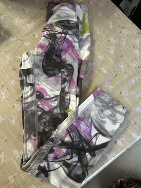 Abstract Smoke Print Leggings in White, Black, Purple